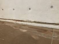 Trennungsfuge zwischen Wand und Bodenbelag als Schutz vor Feuchtigkeitsbildung