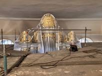 Innengerüst, um die Decke und die Wände mit speziellen Viskoseschwämmen zu bearbeiten