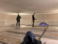 Innengerüst, um die Decke und die Wände mit speziellen Viskoseschwämmen zu bearbeiten