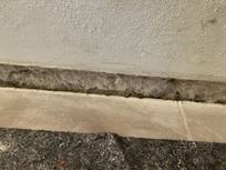 Trennungsfuge zwischen Wand und Bodenbelag als Schutz vor Feuchtigkeitsbildung